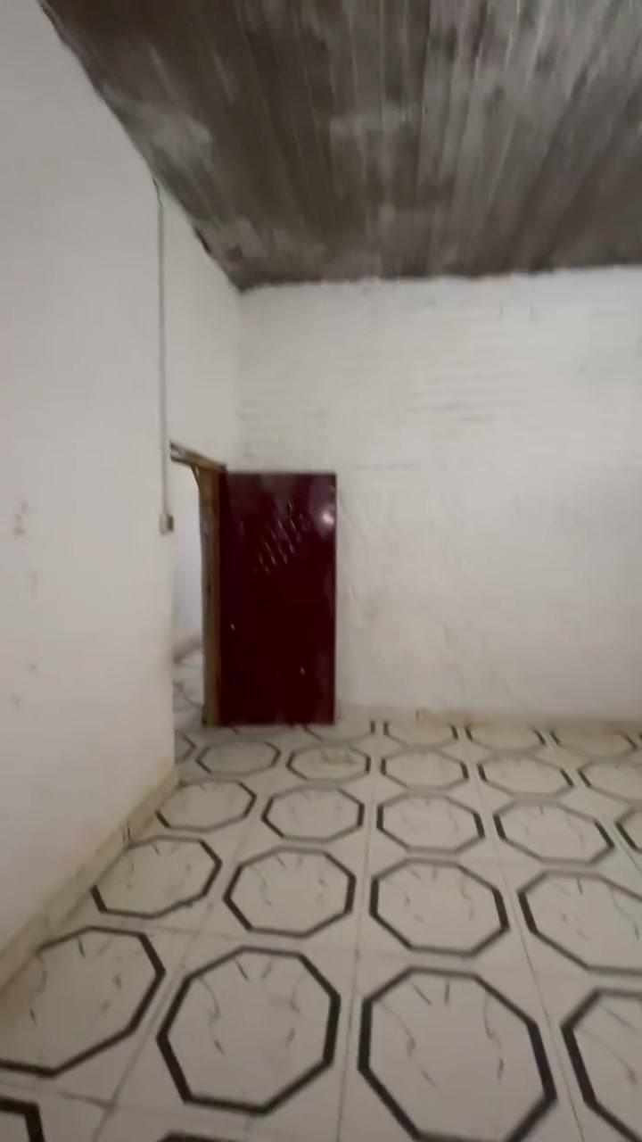 نص بيت للإيجار بحي الاصدقاء 
غرفه وصاله واستقبال ومطبخ
 وصحيات الايجار 350 الف 
للاستفسار : ***********
