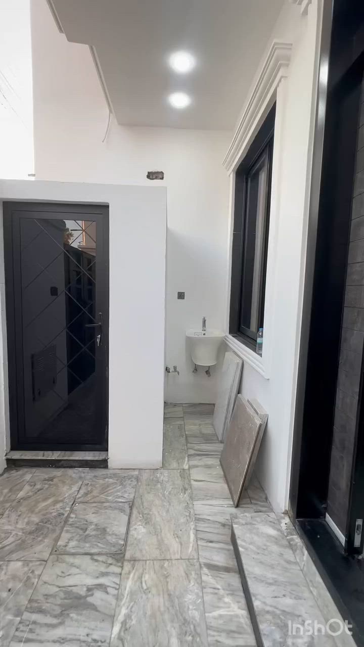 🏡 دار حديثة (صفر) للبيع في بغداد الجديدة - بناء ٢٠٢٦ 🏡
الموقع: بغداد الجديدة - حي الخليج - الشارع العام (قرب مكتبة رعد) - شارع سفن النجاة (وسط الشارع). عرض الشارع 15متر
📌 المواصفات والأبعاد:
 المساحة: 112.5 متر مربع (الواجهة 5م × النزال 22.5م).
 حالة الدار: صفر (جديدة كلياً وغير مسكونة نهائياً).
 التصميم: مدخلين منفصلين | صالة استقبال + هول داخلي مفتوح على البيتونة | 4 غرف نوم | 3 صحيات.
 اللفتاث الفنية: أرضية مرمر بالكامل | محجر زجاجي حديث للدرج.
📞 للاستفسار والمعاينة:
اتصل مباشرة على الرقم: ***********

