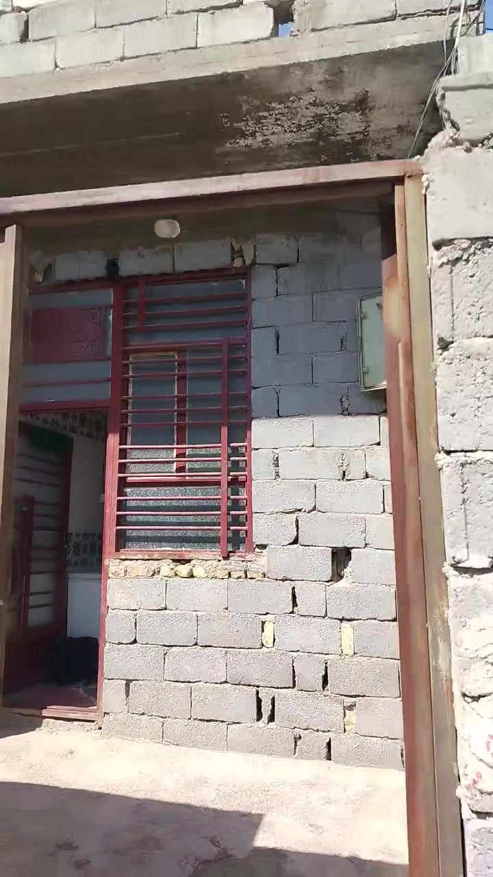 ام عليكم بيت للبيع في كربلاء الحر منطقة السوادة الرشدية بشارع منتجع الشكرجي المساحة 100م البيت مثل ما واضح بل تصوير يتكون من طابق ونص الطابق الاول يتكون من صحيات ثنين داخلي وواحد خارجي واستقبال ومطبخ وصاله وغرفة ومنور والطابق الثاني يتكون من غرفة وصحيات وسطح للعلم الكاونتر الذي في الفيديو مع البيت سعر البيت 43 مع مجال للاستفسار الاتصال على الرقم *********** للعلم اني مكلف بالنشر
