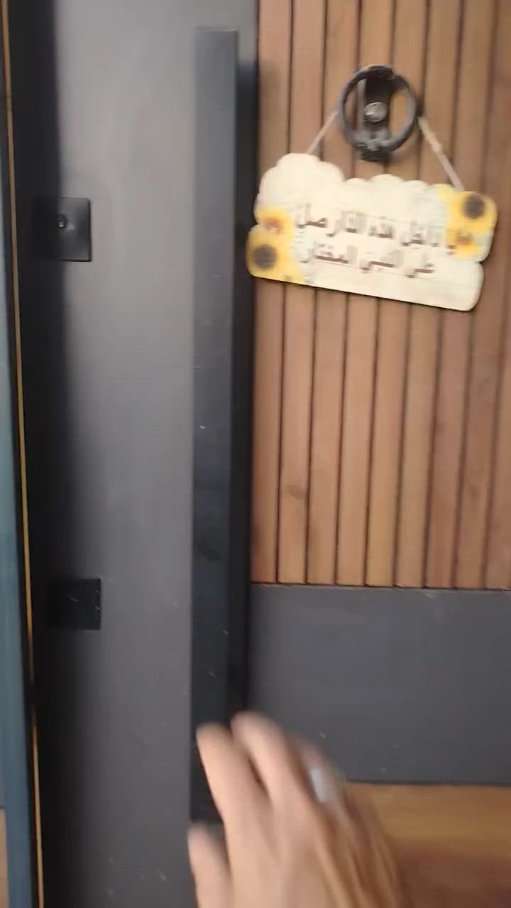 السلام عليكم بيت للبيع مساحه ٢٠٠ متر واجهه ١٠ نزال ٢٠ بيت بناء حديث نظام كهرباء حديث نظام ماء حديث البيت كله ديكورات مقابل حليب بلادي ع الخط السريع كدامه تشجير مساحه كبيره مجاوي وصحيات وسبالت الطابق الثاني كله مأسس بس مباني فوك للأستفسار *********** اني صاحب البيت مو دلال

