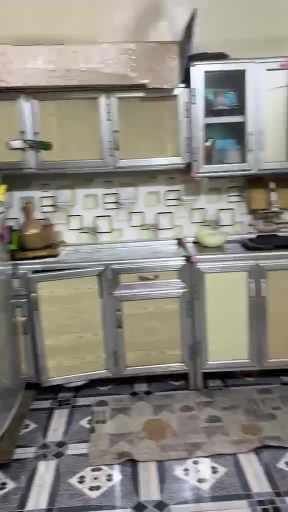 بيت مساحه ٤٠ متر سند 25 طابو زراعي بناء حديث سيراميك خريطة كلش حلوة مستغلين المساحة بشكل ممتاز يتكون من 
 🚨الأرضي هول +حولي صغير كان مطبخ سابقاً تحت الدرج +صحيات +غرفة نوم،، 
🚨الطابق الثاني غرفتين وحدة منهم مسويها مطبخ ومقابلها بالكون + صحيات حمام غربي ، 
🚨الطابق الثالث  غرفة نوم + بيتونة 
سند 25 
الموقع الشعب شارع الصحة 
السعر 80 مليون 
للتواصل فقط واتساب 
***********
