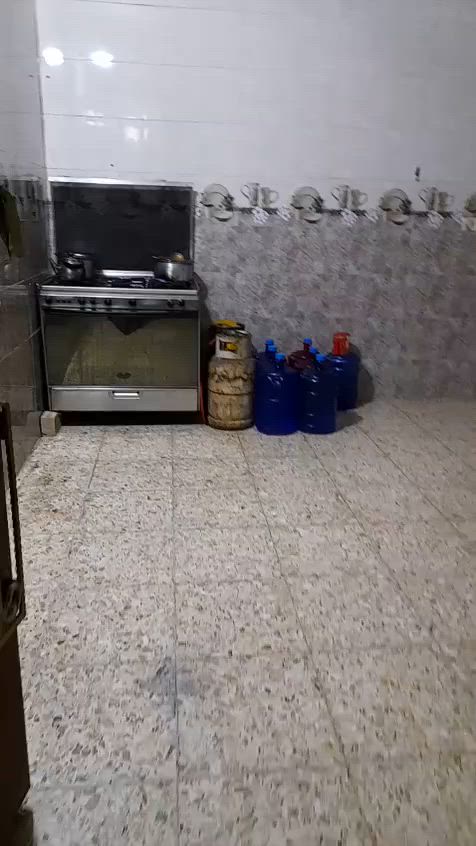 دار للبيع مساحة 200متر زراعي سند 25يحتوي على غرفتين نوم وصالة داخلية واستقبال ومطبخ وغرفتين نوم بالطابق العلوي غير مكتملات الدار في ابو دشير شارع النفط مجاور السيطرة القديمة للاستفسار اتصال على الرقم ***********
