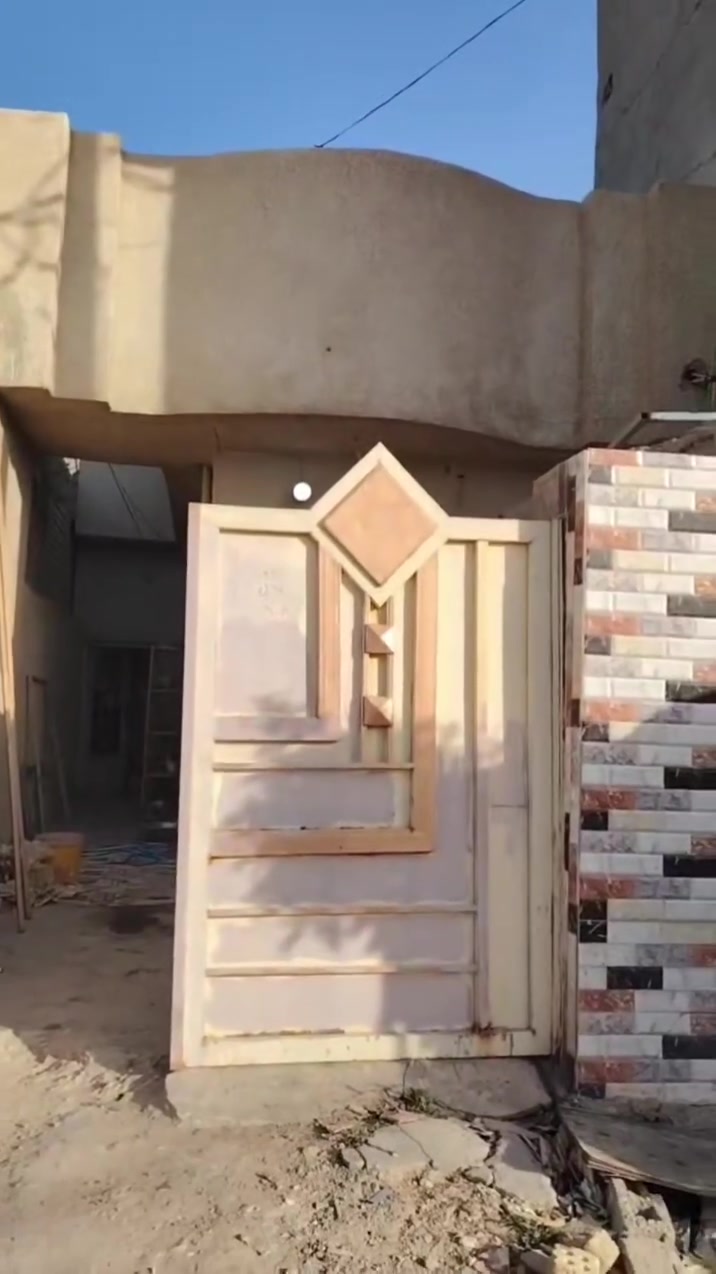 سلام عليكم عندي بيت ينباع تطلوعه سعر تطلوعه ١٧ مع مجال مساحه ١٠٠ متر ٥في٢٠ بناء بلوك على حديقه كربلاء حي أمن داخلي قرب شارع طارق خيكاني مكتب بركات ام البنين استفسار على رقم *********** /*********** أرقام بيهن وتساب
