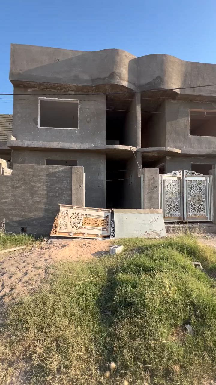 على بركة الله تتوفر مشتملات طابو ملك صرف المساحه ١٢٥.  الواجه ٦ وربع
قريبه علا تبليط وسعره مناسب كلشش 
خلف ثانوية بغداد باقي التفاصيل *********** غرفتان استقبل مطبخ كلشي تكدر تسحب علا بيت
