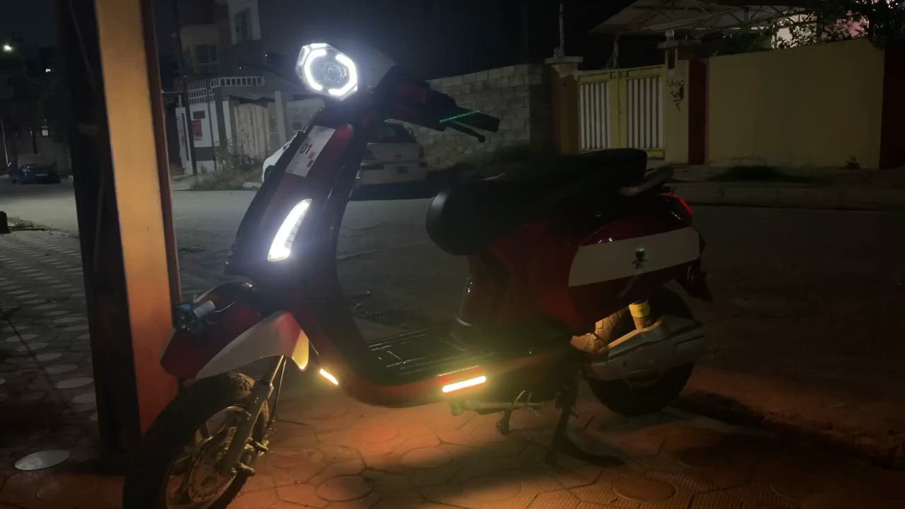 🚀 سرعة 99 شرط شلعة ومعدّل + سحب قوي
🔄 نظام رجوع للخلف لراحة الاستخدام
🔋6بطاريات— شحن ممتاز وعمر طويل
💡 لايت زنون كامل (سكن + واطي + عالي) مع دبل إشارة يمين ويسار
📢 هورن قوي وصوت واضح
🔴 لون أحمر جذاب وملفت
🏔️ تايرات جبلي جوبلس + دبلات جبليّة عالية للطرق الصعبة
🔊 سماعات مدمجة
📦 صندوق تخزين واسع + جكمجة أمامية عملية
📺 شاشة ذكية تعرض السرعة والفولتية والشحن والأعطال

⚠️ ملاحظات بكل أمانة:

🗝️ الجوزات مكسورة مال صندوق ومال جكمجه لأن السويج مقروم لكن يشتغل عن بعد بدون مشاكل   

💰 السعر: 425 (قابل للنقاش للجادين شي بصيط)
📩 الماطور جاهز والفحص مرحب به


**إذا كنت صاحب هذا الإعلان وتريد حذفه لأي سبب، رجاءا أرسل رسالة إلى الدعم الفني**