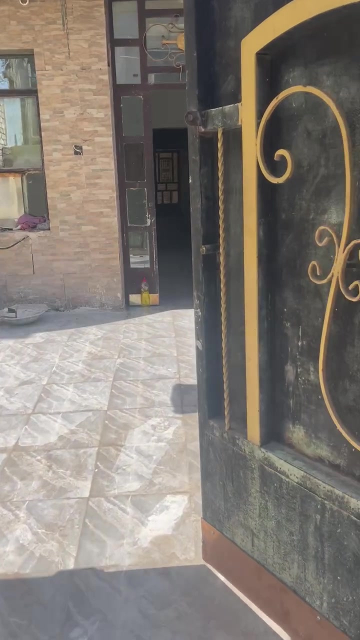 السلام عليكم بيت ٧٥ مترالبيع  غرفتين نوم  طابق ونص صطحين بي بناء قديم يصلح السكن ديوان المخابرات يجاره ٤٠٠ امرمم جديد ارضيه سيراميك وصبغ الستفسار وات ساب ***********
