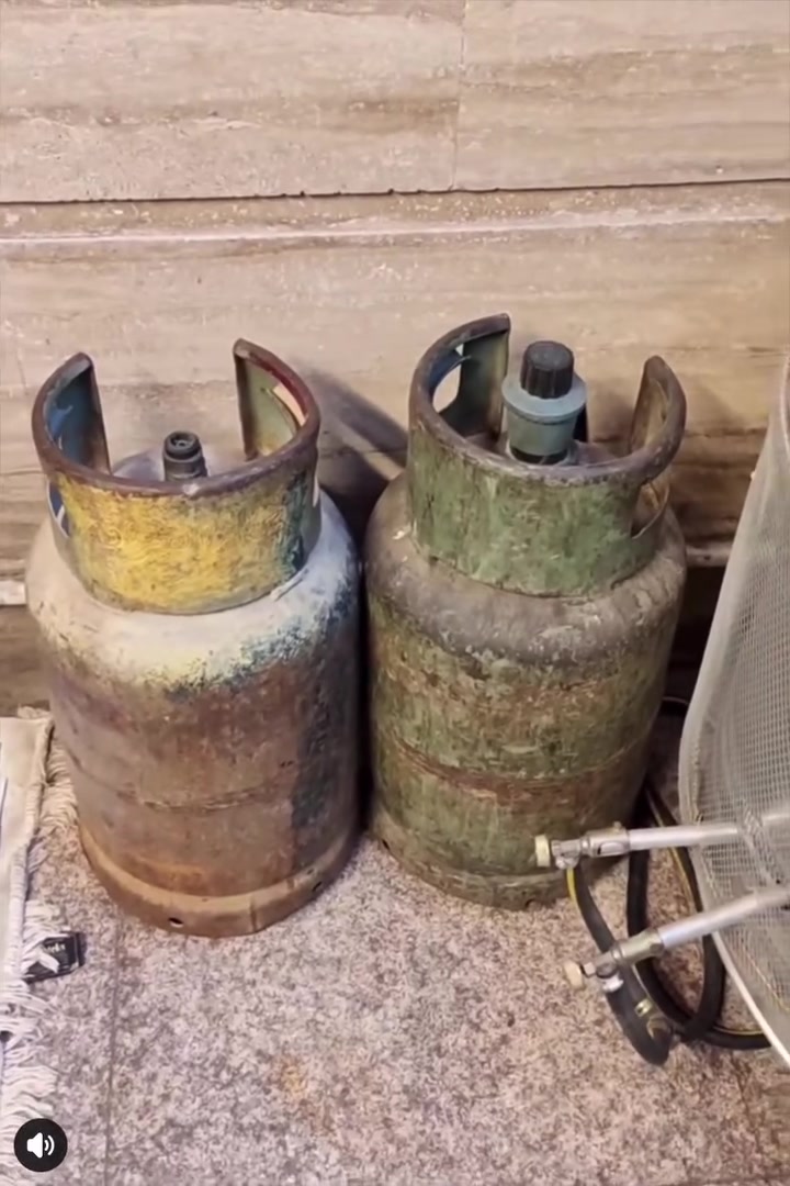 وحق شيبه محمد الصدر دمعت عيني  لكدر اسوي انشره وعسى رجل ميسور الحال يراء حاله هذا الطفل ويتذكر اطفال الحسين في مصاب الحسين 
العنده يساعده الله يوفقكم 

سلام عليكم عدي غراض بيت البيع بيع مستعجل 
لين ما عدنه وقت بعد هاذ رقم ابونه ***********
وهاذا رقمهم وتاكدو قبل ما تتبرعون
