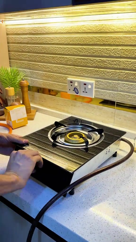 ⁨	طباخ غازي عين وحدة زجاج انيق ومتين العاصمة  *********** ***********⁩
