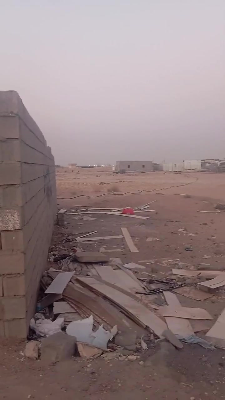 السلام عليكم
دونم و بيت غرفتين وصاله وصحيات سيراميك ومرتب جاهز لسكن للبيع او ايجار العنوان طريق الخور قرب صيطرت اخويسات قريب ع الشارع العام الدونم ركن على شارعين
الاستفسار 
***********
