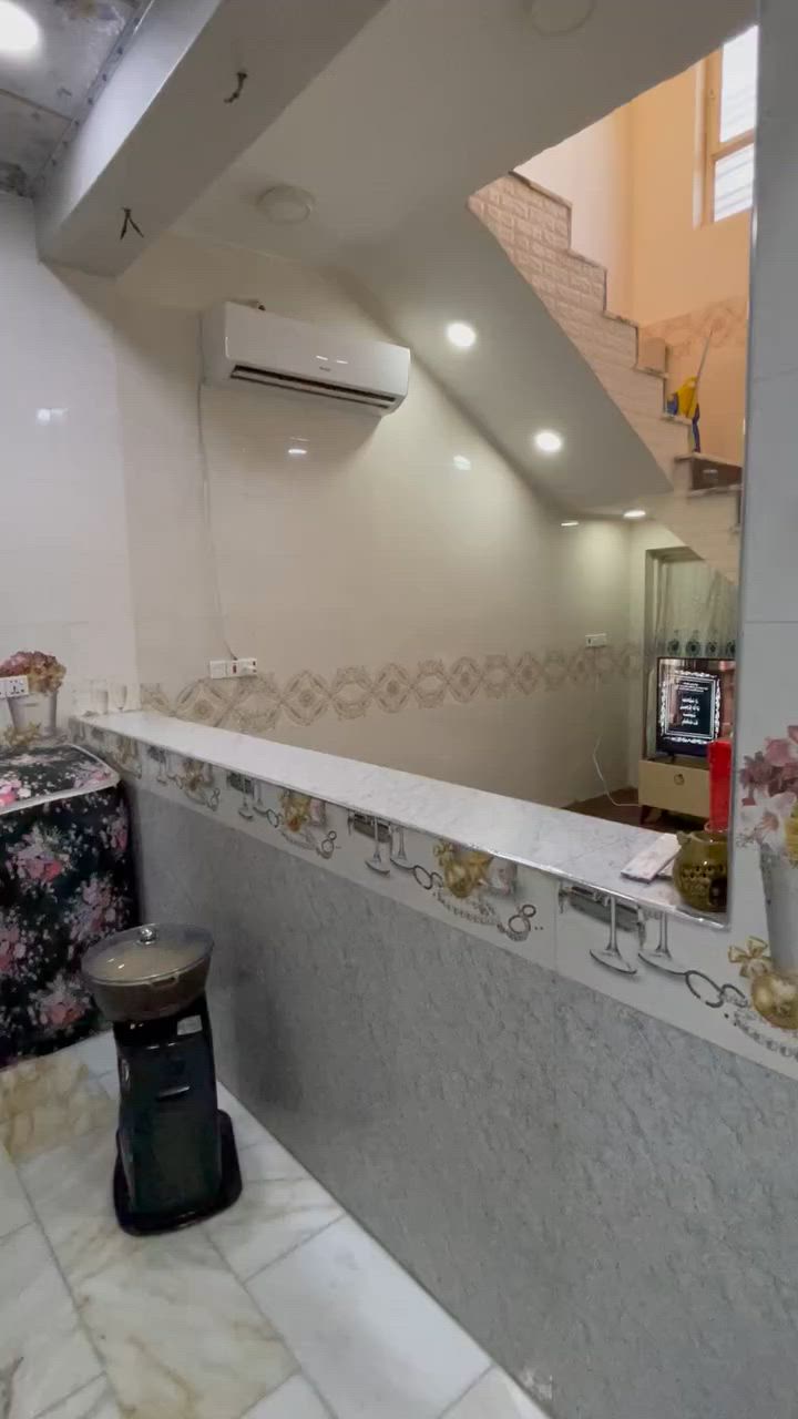 السلام عليكم ورحمه الله وبركاته …
دار للبيع المساحة 100 (5*20) 
بناء حديث درجه اولى طابوق جمهوري صب مسلح ارضيه مرمر تركي 
العنوان - كربلاء -حي العسكري 17 (الطاقه) 
للاستفسار (***********)

