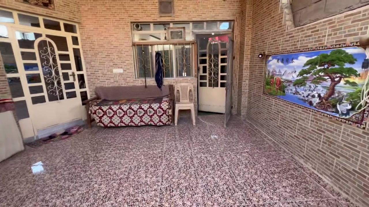 السلام عليكم للبيع بيت 175متر في منطقه الخمسه دونم
وتفاصيل البيت داخل الفديو 
المكان واسط الصويره مقابيل ثانويه القمه 
للاستفسار ***********
