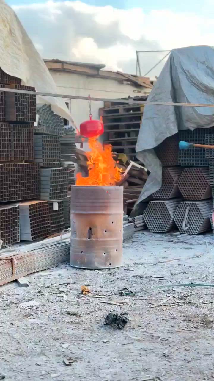 السحر الحقيقي في ثوانٍ! ✨🔥 من حريق مشتعل إلى اختفاء تام بلمحة عين بفضل كرة الإطفاء الذكية.
شارك الفيديو لتوعية غيرك! ↗️