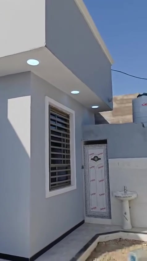 متوفر بيت بناء حديث فول درجة اولة  شط العرب الجزيره شارع النجار يبعد عن شارع العام250م المساحة 200م 2غرف ديوانية استقبال حمام داخلي خارجي حديقة كراج السعر 90قابل للتفاوض للتواصل ***********
