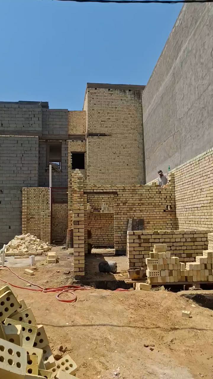 المقاول حيدر التميمي لبناء العقارات وترميم المنازل تسليم المفتاح من الأساس للتشطيب وموجود لدينا احسن الكوادر من أعمال البناء وتطبيك سيراميك وارضيه وسطوح  مكان العمل كربلاء فقط رقم موبايل ***********
