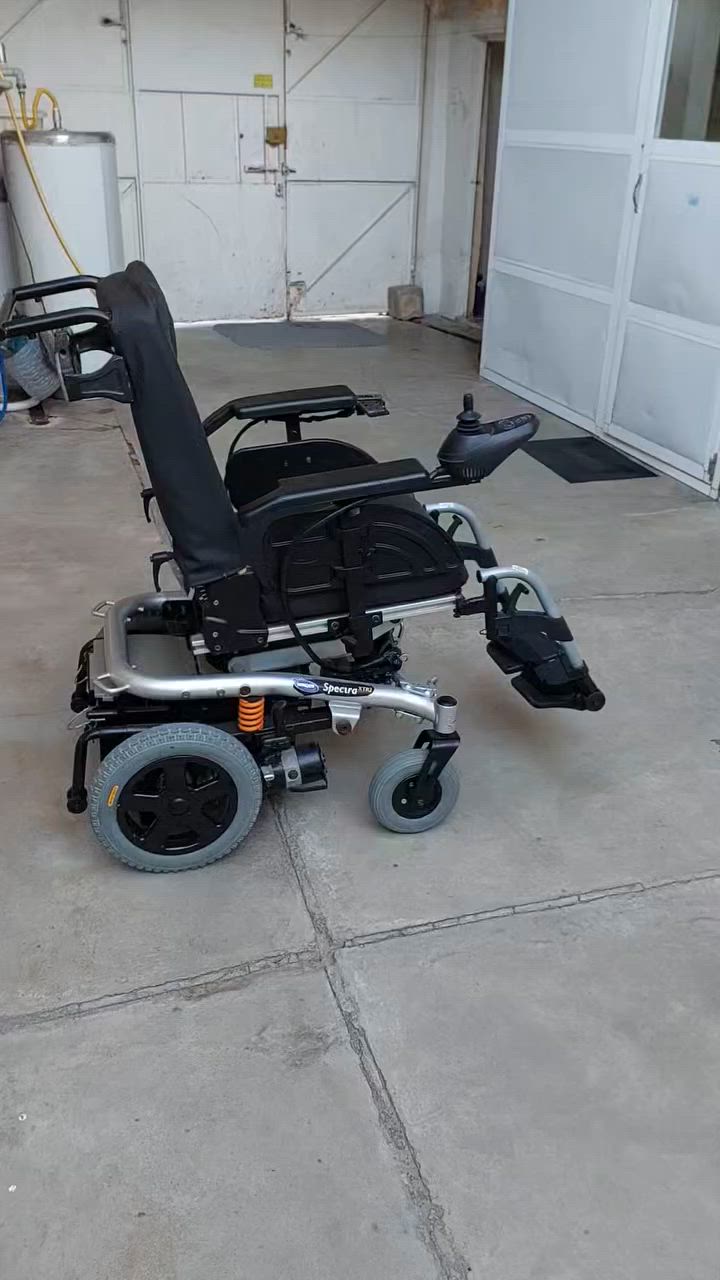 كرسي ألماني شركة INVACARE بحالة ممتازة
1)يحمل وزن 150 كيلو. 
2)عرض المقعد 45 ×45.
3)تايرات أربعة ربل
4)بطاريات 80 أمبير بحالة ممتازة.
5)يمشي مسافة 30 كيلو 
6)جك كهربائي لرفع الكرسي للخلف يستخدم للاسترخاء
7) الكرسي يتحمل الطرق الوعرة.
(الصور في التعليقات ) لمزيد من التفاصيل مراسله الصفحة أو الأتصال بالرقم 
*********** واتساب
