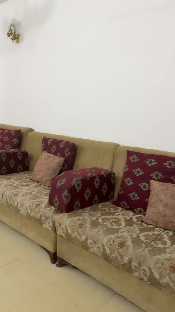 ديوان عشر مقاعد حطاطه السعر 300 المكان بغداد المنصور للتواصل ***********
