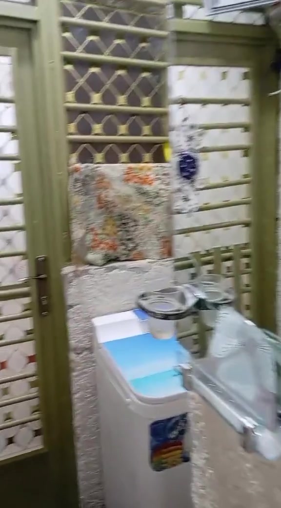 بيت ٥٠ متر قاطين بناء حديث بالدسيم قرب السوق فرع اسواق تبارك بيت جاهز من كلشي مناقصه شي لسطح شتايكر كهرباء مي مجاري تبليط لغرفه لفوك ما صورتها لان لعائله بيها استفسار عالخاص او واتساب ***********

