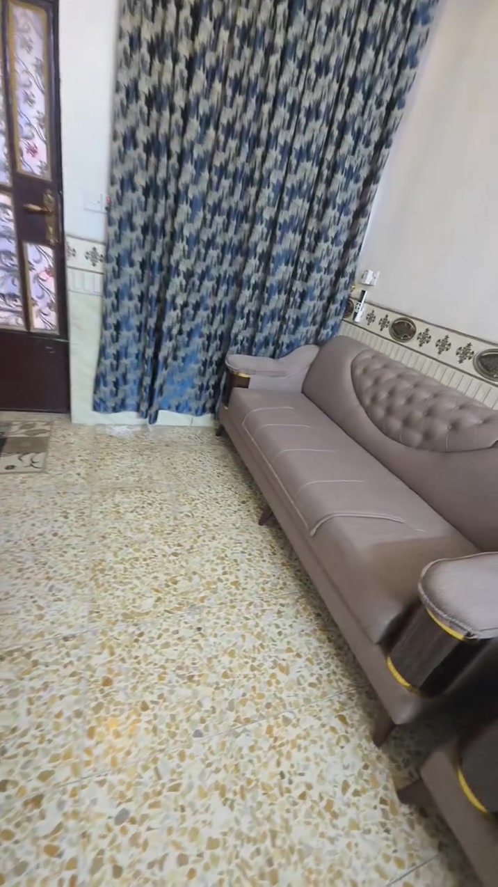تخم تفصال ١٠ مقاعد استعمال قليل سعره ٦٠٠ وبي مجال قليل مكان الشعب حي التجار ***********
