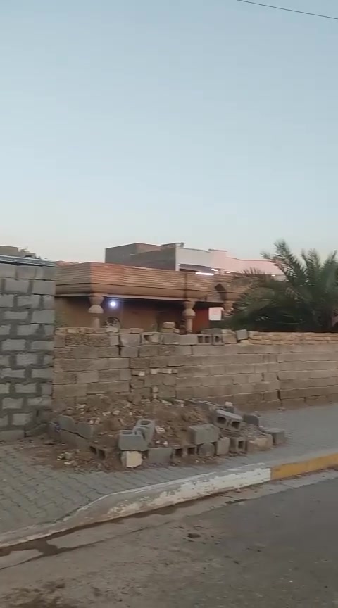 السلام عليكم بيت للبيع بالتاجي منطقه هور الباشا مجاري تبليط كل شيء موجود بالمنطقه طاب وزراعي سنه 25 سعر 35 وبمجال بيت كامل ومكمل سقف ساندويتش***********
