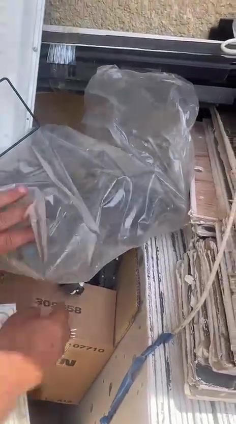 غراض محل للبيع سقوف ثانويه مع اناره مو حمالات احذيه مع ميوزه خارجيه لعرض الاحذيه مع مرايات العنوان بغداد الشرطه الخامسه رقم الهاتف ***********
