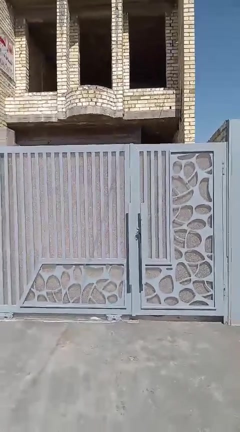 دار للبيع المساحه(١٠٠)متر الواجهة (٥) متر والنزال (٢٠)متر طابو صرف باسمي سند جديد سنة( ٢٦) تثبيت حدود وترسيم خارطه كامل والدار مثل ماموضح بالفديو السعر (١١٠)مليون دينار عراقي الاتصال على الرقم *********** العنوان بغداد الكرخ مقابل حي التراث مقاطعه ١٠/٢ خامس قطعه عن التبليط شارع عشرين
