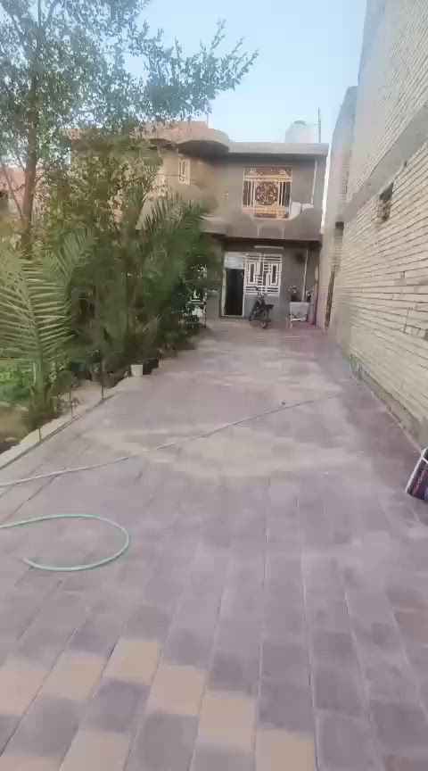 بيت للبيع المساحه ٤٠٠ متر في كربلاء منطقه الحر الصغير عمود ١٠٤ قرب شركة اليساري طابقين يحتوي ع سته غرف نوم مع صاله كبيره وحديقه البناء طابوق جمهوري كونكويت مسلح الاستفسار أكثر الاتصال على الرقم *********** السعر ٣٠٠
