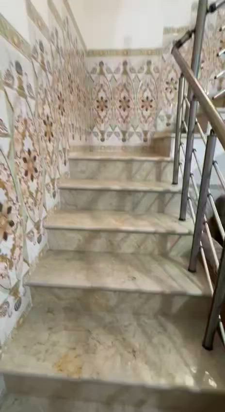 السلام عليكم بيت للبيع في حي السفير المساحة ١٢٥ بيت بناء حديث ٢٠٢٢
يحتوي البيت 
الطابق الارضي /كراج ٤×٦ صاله ٣×٦ استقبال ٣×٦ غرفه ٣×٥ مطبخ ٤×٤ونص مع مطبخ حار (منور) وحمام ١٦٠×١٦٠ 
الطابق الاول/ غرفه ٣×٦ غرفه ٣×٥ غرفه ٤×٤ونص مع حمام داخلي (سويت) 
السطح اشتاكير 
*هديه ويه البيت تانكيات عدد٢ مع ماطور مع كيزر*
للاستفسار *********** سجاد السعر ١٣٠ 
العنوان حي السفير قريب على الشهداء الثالثة فرع اعبوده
