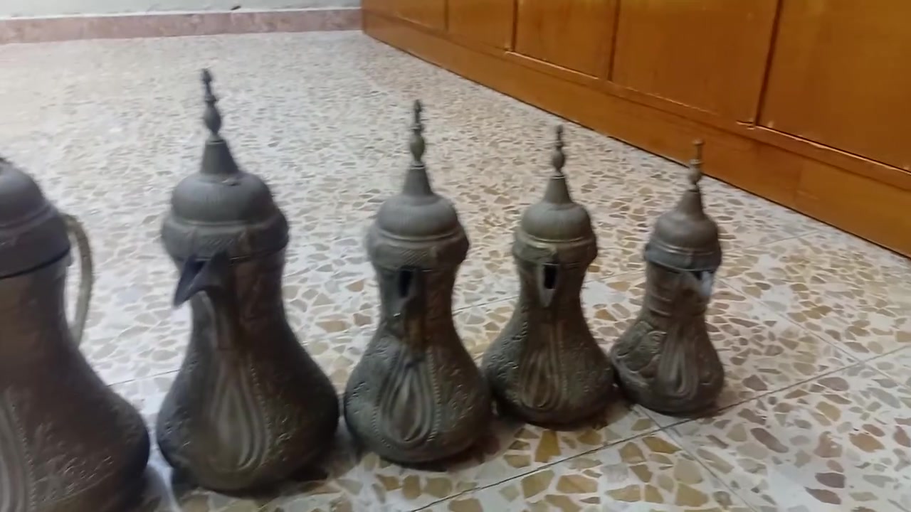 السلام عليكم للبيع دلات القصر قديمات أحجام كبير العنوان بغداد الدوره رقم ***********
