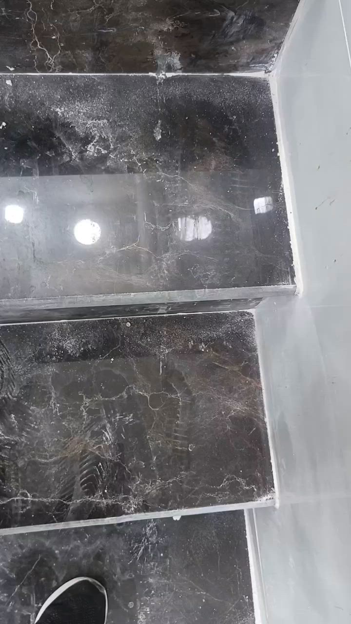 بيت مساحه 73 متر طابقين بيت زيرو يحتوي على ثلاث غرف وا استقبال ومطبخ حار ومطبخ بارد ويحتوي على ثلاث حمامات غربي وشرقي وكله لوح بورسلين هندي وادراج بايات مرمر طبيعي ونضام سبالت وانضام كامرات وهديه ويا البيت تانكي وكيزر وا موطور ماء وبوستر نازل وا مغاسل ومدخلين البيت  
 ***********
