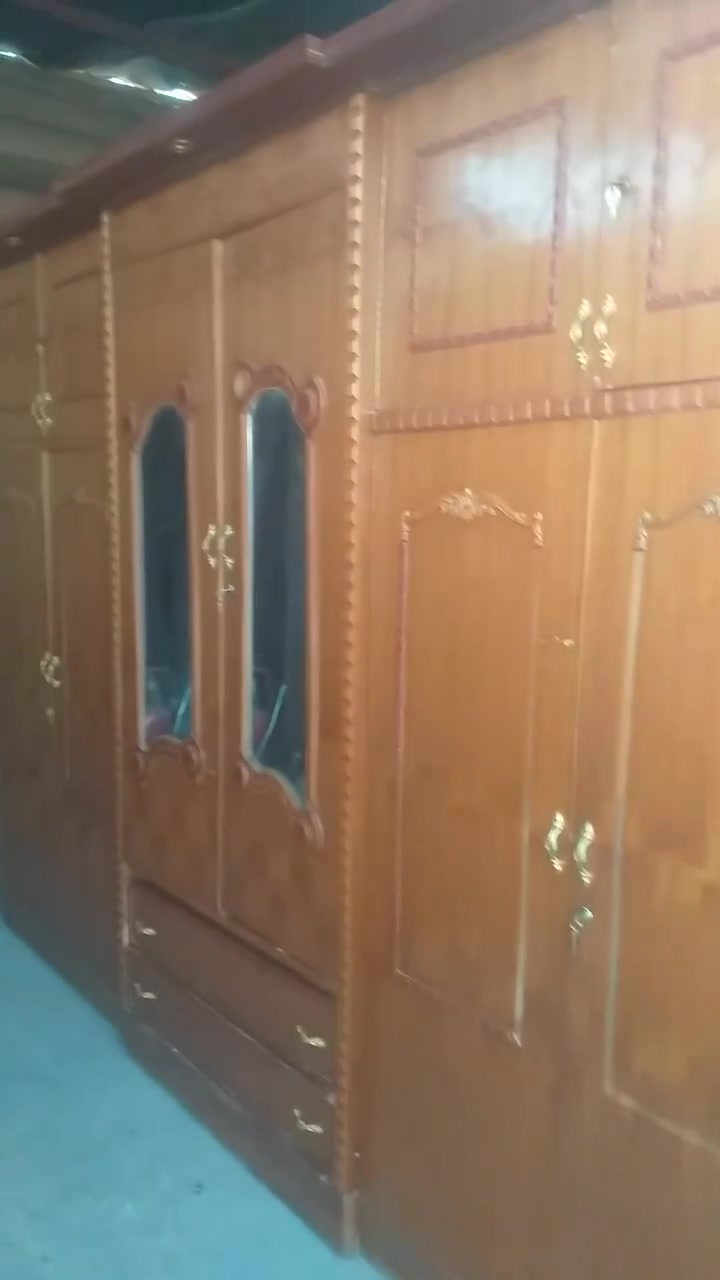 السلام عليكم للبيع كنتور ٦ ابواب ملحق مكان ابو غريب شارع زيتون   اسعر 250 الف هاتف ***********
