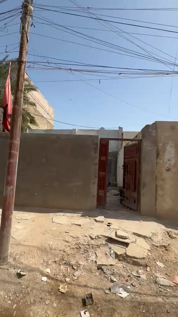 السلام عليكم للبيع بيت في بغداد مدينة الصدر حي طارق مساحة بيت 100 متره اول فرع بل 110 قرب مولدة ابو وسام الماجدي بيه كراج + دوانيه +صاله +غرفه بلأخير +ترك واسع  للاستفسار على الرقم *********** 
والرقم الثاني ***********
