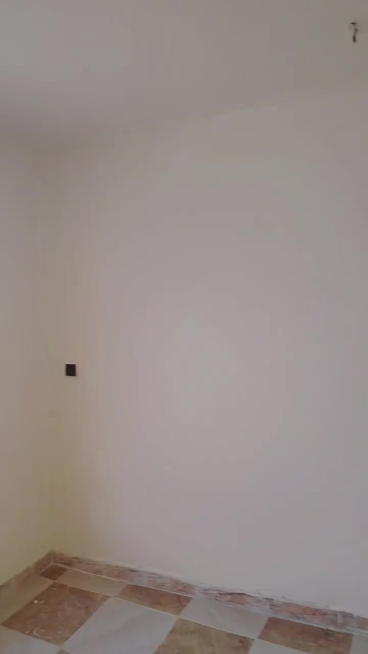 السلام عليكم ورحمة الله وبركاته.
دار للبيع للبيع فقط 🫡 مساحته ١٥٠ م  ركن في المربع الذهبي بقرب الشارع العام. ويحتوي الدار ع غرفتين نوم واسعه المساحه  ومطبخ واستقبال  وحولي الدرج والخدمات. طابق واحد فقط ويحتوي ع صطح واسع جدا   مرمم وجاهز للسكن   الدار في قضاء المحموديه  في حي بدر بقرب الحولي. ودار العافية مقدما ع الي ياخذه . الاستفسار ع الأرقام التالية ***********......***********
