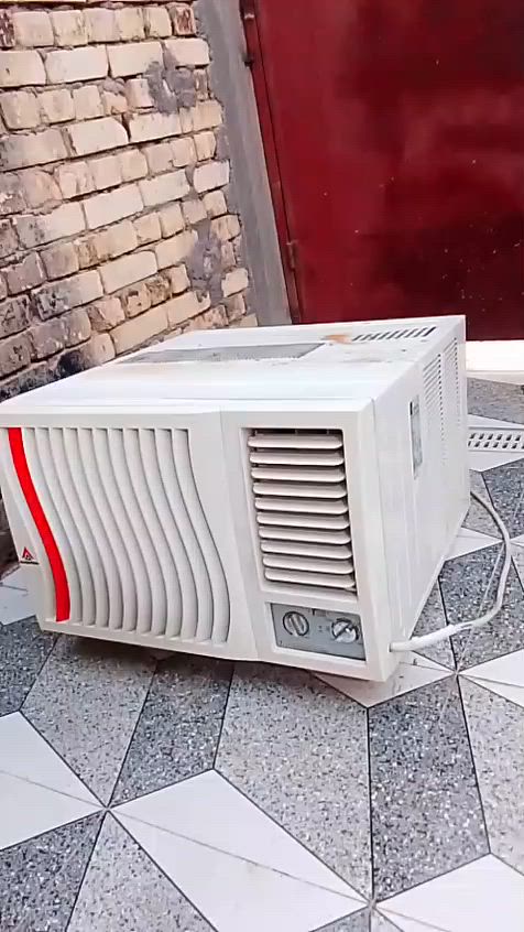 السلام عليكم مكيفات وطباخ للبيع
المكيف الي بي خط احمر ب 200 بس بلنهار يفصل بليل بارد كلشي مابيه 
المكيف الثاني ب 300 كلشي مابيه نضيف وشغال
الطباخ ب 100 قفل مابي فرن 
للتواصل على الواتساب ***********
المكان ناصريه السبل
