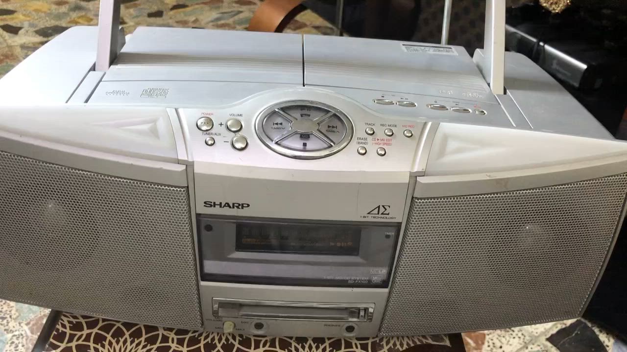 مسجل بورتبل ستيريو نوع sharpضخم ووزن ثقيل يحتوي على كاسيت وcd ومني دسك وراديو نظيف جدا ويحتوي على  نظام اواكس لأستقبال وتضخيم الصوت للأجهزة الخارجيه يعمل على محولة 110v الاصليه معه السعر النهائي ٤٥ الف لايتوفر توصيل /بغداد ***********
