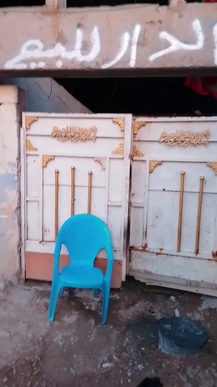 السلام عليكم دار للبيع واقع حال يحتوي على غرفتين ومطبخ جبير يصير غرفه وصحيات وحوش جبير مكان ام الكبر معمل الرحلات قريب ع شارع العالم المنطقه كامله خدمات ماء مجاري كهرباء وتبليط قيد الانشاء سعر ٢٢ مليون وبي مجال للاستفسار ***********

