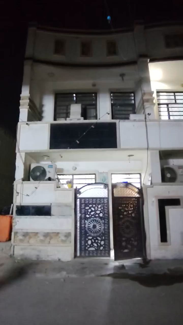 السلام عليكم  بيت للبيع ٥٠ متر واجهه ٤ والنزال ١٢ ونص "زراعي سند ٢٥" 
المكان _ الشعب ٫ الجزائر يم محطة سما بغداد 
يحتوي الطابق الاول  على ( كراج صغير _ خدمات خارجية_ استقبال _ مطبخ بارد _ خدمات داخلية _ مطبخ حار_ غرفة)
يحتوي الطابق الثاني على ( غرفة نوم عدد اثنان) 
يحتوي الطابق الثالث ( بيتونة وسطح امامي وخلفي) 
تبليط ومجاري وكهرباء كامل 
للاستفسار  الاتصال على ***********
