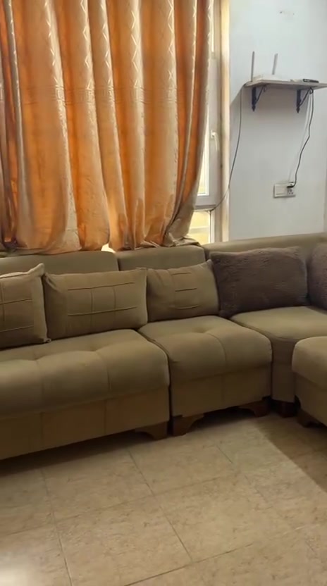 ديوان للبيع عشر مقاعد خشب صب ثقيل جداً والله شاهد مابي خفسات اسفنج عالي ويصير مخزن ويصير سرير بس بي ضرر مال قطه 🐈‍⬛ مخرمشته مثل ماواضح بالتصوير 
للاستفسار ع الواتساب ***********
