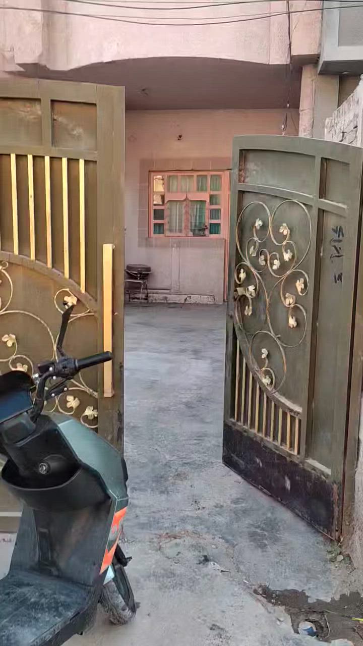 بسم الله الرحمن الرحيم وعلى بركه الله مكلف بالنشر بيت للبيع المساحه ٢٠٠ متر في حي الارامل قرب شارع الحولي الجديد شارع ٧متر قرب مولد حافض شارع المول مشيدات الدار استقبال مطبخ هول صاله كبيره مع مدخل كلي دور اربع غرف غرفه في الطابق الارضي وثلاث غرف في الطابق العلوي البيت طابقين مثل ماموضح في الفديو السعر ٨٠ مليون بي مجال بصيط للستفسار هذا رقمي *********** ومن الله التوفيق
