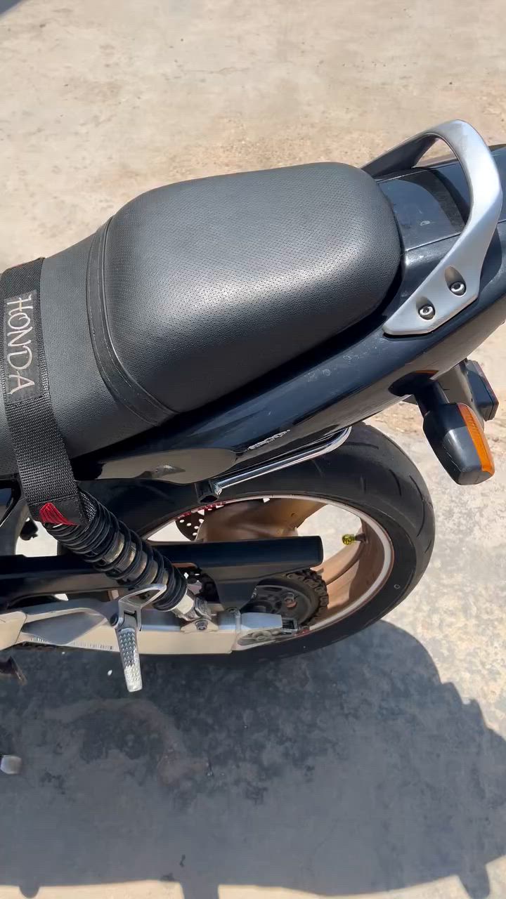 هوندا cb400 جيل ثاني 16 ولف مكفوله كفاله عامه من النضوح ولتبخير ولصوت مفتوح بس قبق كلج للمصادقيه و امانه الله فتحته لان عينه الدهن انكسرت وضطريت افتحه الغي العينه اسدها ورجعت شديته دراجه تخبل ما ناقصها شي مرتبه ونضيفه بيها دكمه باور تخليلك الدراجه اطير اذا مو 180 وتعبر نكره وحده ترايك وين متريد الدراجه كلك كلك كلك اكفلك سرقه بيها بس ورقه مال معرض سبب البيع اني سايق دلفري وما متفرغ الها عايفها بمكانها سعر مليونين وبيها مجال للشراي 2.000.000 مكاني بغداد البياع رقم ***********

