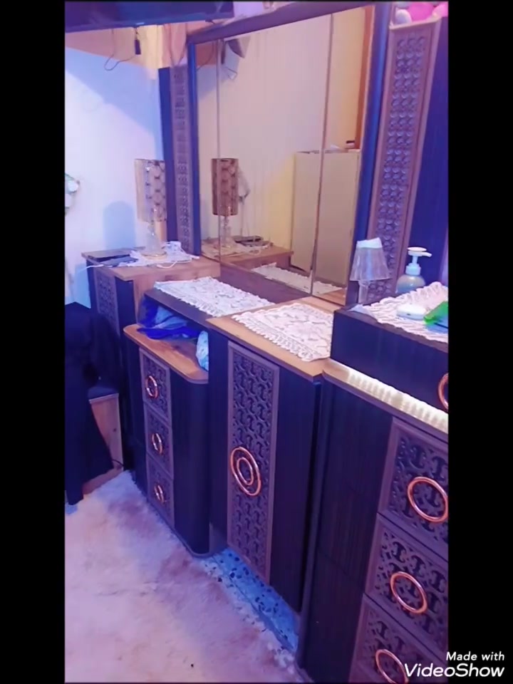 غرفه تركيه ضخمه 10قطع بيه بس الجربايه تعبانه يعني تكدر تخسر عليها بس 50 او اقل اني رايدها 700 قفلها رقم الهاتف
***********@@
