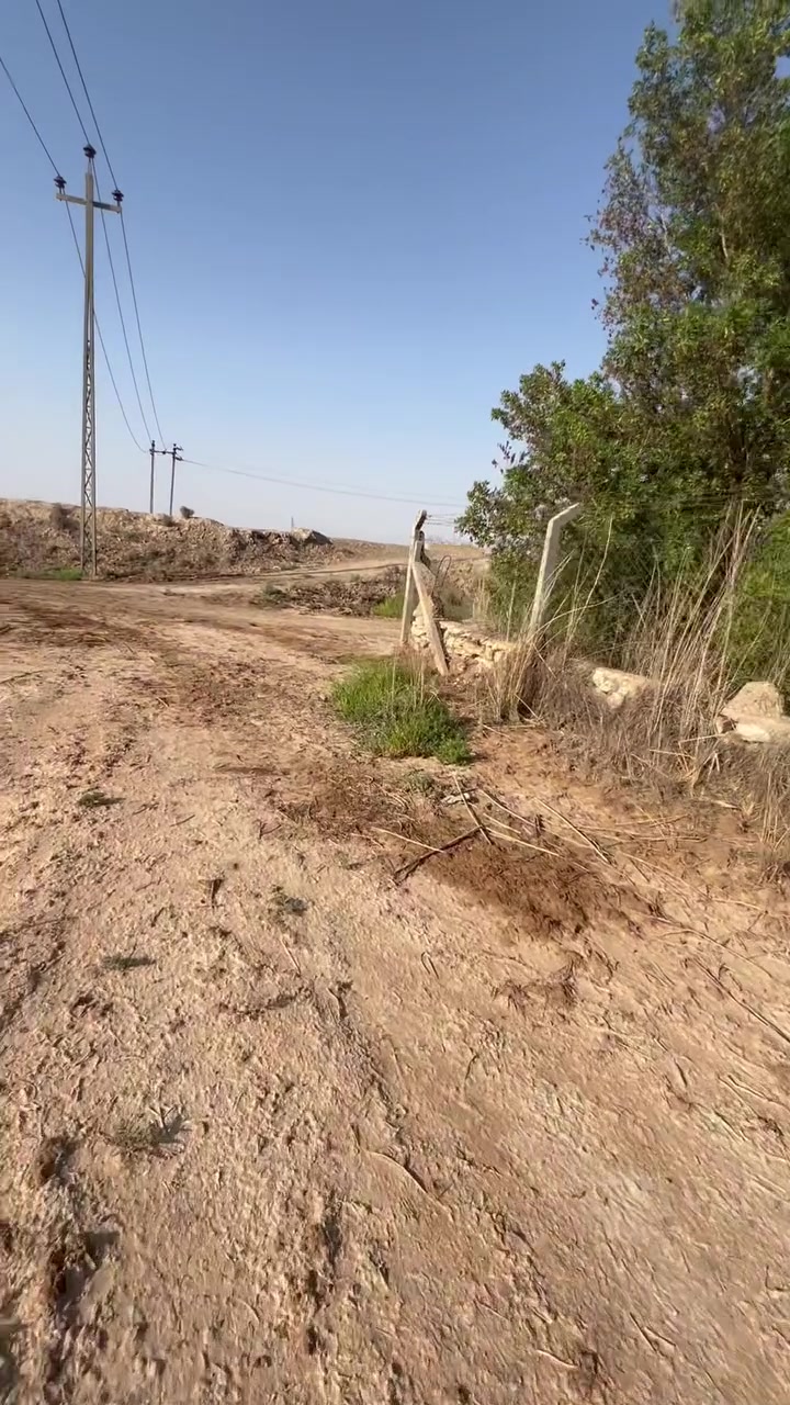 قطعه للبيع مساحه 610 متر مداور اسهم سيد جابر  واصلته كهرباء وماء اسأله  للاستفسار مراجعه مكتب الكيان ***********
