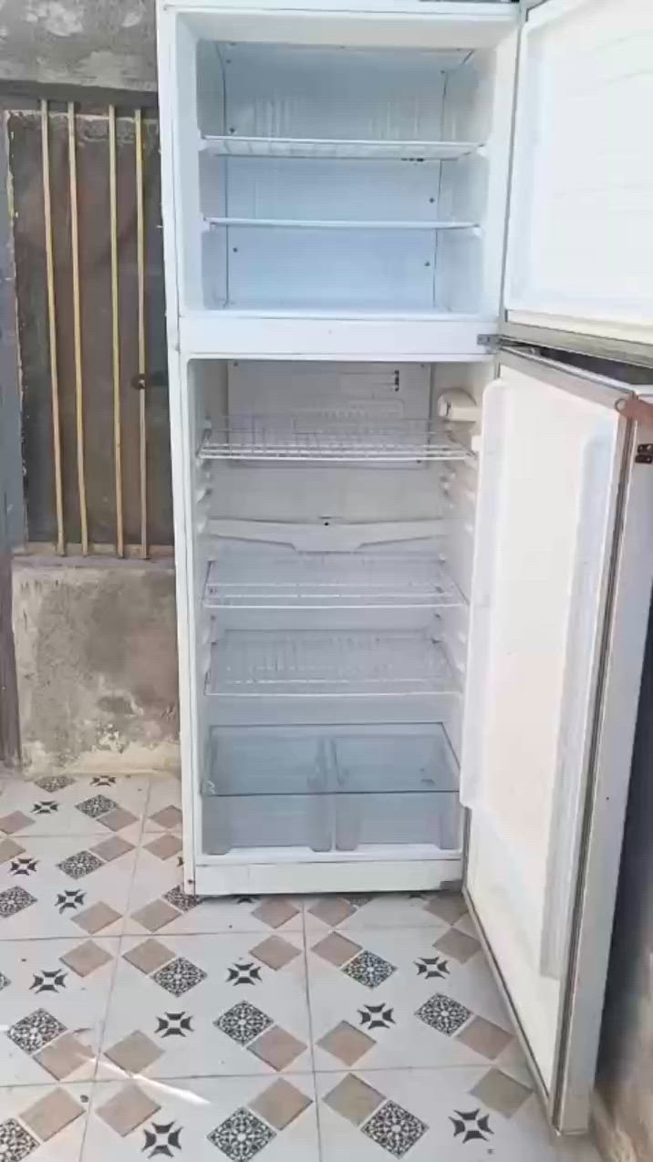 سلام عليكم ثلاجه للبيع نضيفه كلشي مابيها  سعرها 150 وبيها مجال عنواني كوفه براكيه شارع المعمل ***********
