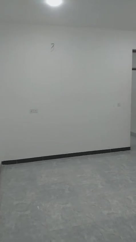 مشتمل للأيجار
مشتمل طابق ثاني درج معزول بناء حديث ٢٠٢٦ زيرو
مساحة ٩٠ متر يحتوي على 
غرفة نوم كبيرة  ٥متر × ٥م
صالة  كبيرة ٥م × ٤.٥م
مطبخ ٢م × ٦ م
بالكون ٢م × ٣م
خدمات مشتركة شرقي وغربي ومنور وسطح مشترك
المشتمل مجهز بالكامل بتأسيسات داخلية سبالت ومكيفات
و٣خطوط ماء اسالة وحار وتانكي
كهرباء وطنية ثري فيز 
انارة سبوت لايت والمشتمل مجهز بساحبات ومغاسل ودوش وتانكي وماطور مي  البيت جاهز من كلشي
المنطقة خدمات كاملة وتبليط جديد
العنوان بغداد منطقة الشعب نهاية الصحة منطقة حي الكوثر بداية شارع ابو حكيم المختار 
سعر الايجار ٣٥٠ الف 
للاستفسار التواصل مع مكتب الصادق للعقار والمقاولات العامة مهندس قصي 
خاص او الاتصال بالارقام التالية 
واتساب ***********
            ***********
