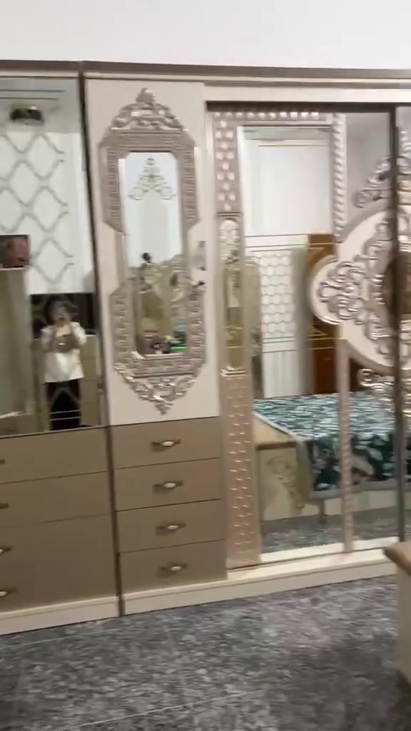 سلام عليكم عندي غرفه تركيه نضيفه حيل 11 قطعة سعر ٩٠٠الف مكان الغرفه بغداد هذا رقمي  ***********
