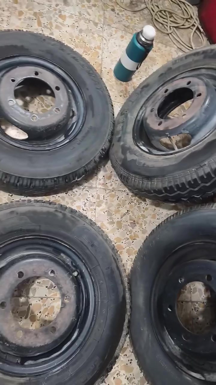 تاير كيا فحل هو والويل كامل مكمل جيب وشد قياس 13 المكان الدوره ابو تشير اللي يريدهن اهلا يخابر ويتدلل اخو الجديد جيب وشد بنشر ما بيهن رقم ***********
