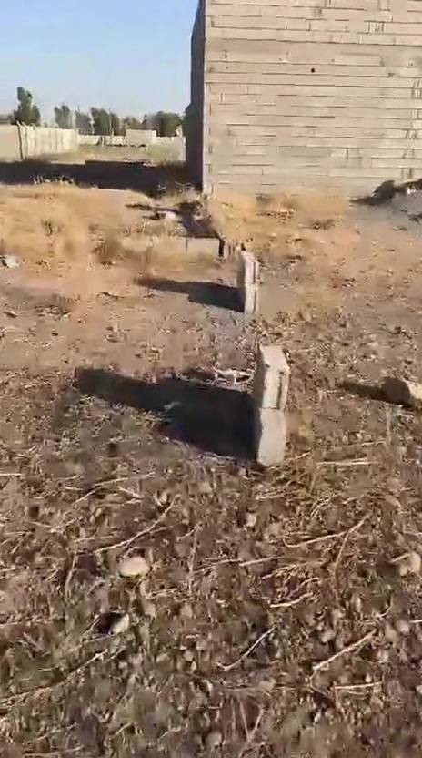 قطعه للبيع مساحتها  150 متر واجهه مربع   قرب نقطه الحشد سعره 10 وبيها مجال بيع مستعجل والشراي يتصل على هذا الرقم ***********
