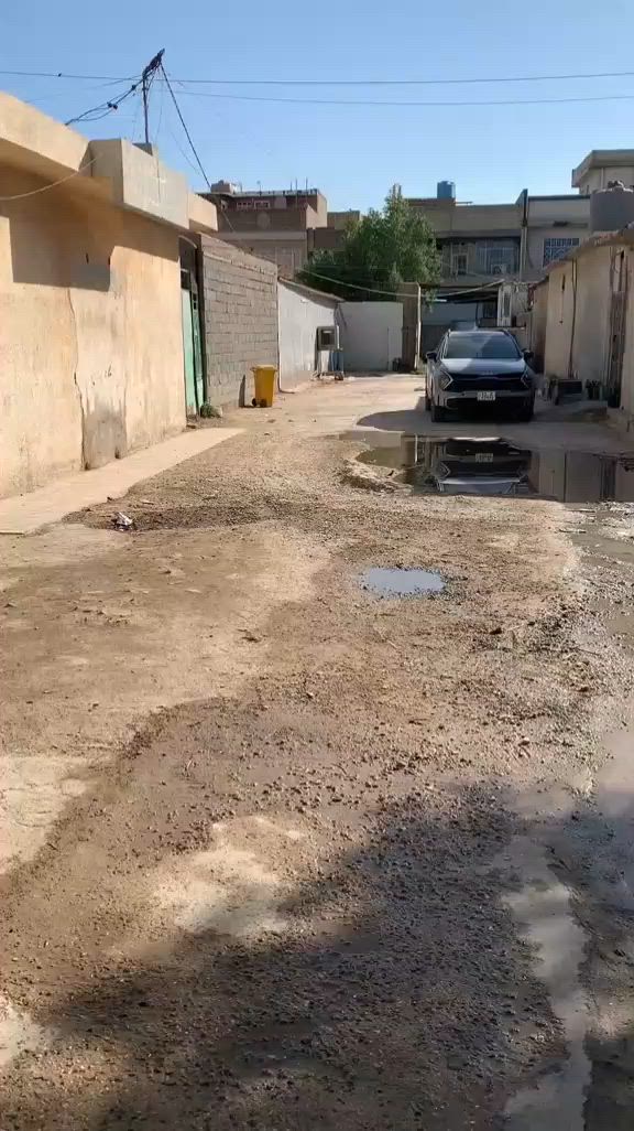 بيت مساحة 200م تجاوز منطقة البلديات اليو أن حي تسعة نيسان يحتوي البيت على غرف نوم 2 حمام وصحيات ساحة واسعة ومخزن كبير مغلق وركن صغير مثل المخزن تكدرون كلشي تسوو
ويحتوي على صالة ومطبخ البيت نضيف وكاشي  المنطقة كاملة مكمل من كل النواحي يحتوي على مدارس ابتدائية ومتوسطة وإعدادي وكامل من حيث التبليط وألمي والكهرباء منطقة راقية