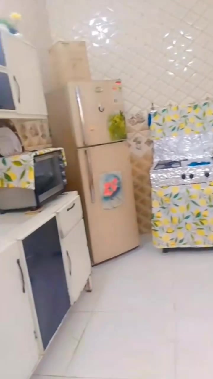 كاونتر وطباخ للبيع   وجرابي اطفال ومجمده تشتغل بس مجمد 
  مكان غزاليه
