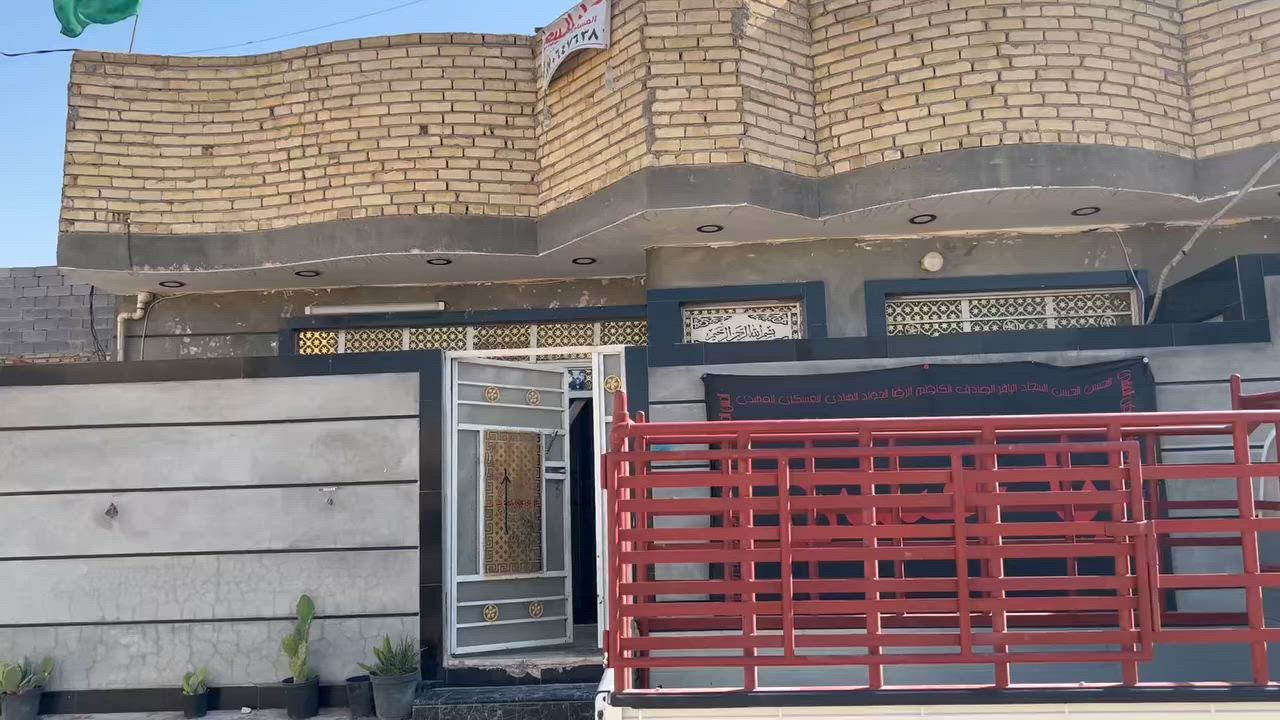 السلام عليكم دار للبيع حي الكوفه شارع المخازن  طابق ونص مساحة 100 متر مربع 10* 10 مكون من  طرمه وصحيات استقبال ومطبخ بارد وحار وحمام وملحقاتها غرفه جوه وغرفه فوك بيت كامل ع اخر حبايه عالي عن الشارع بنص متر بضهر الشارع العام  الأستفسار اتصال *********** يوجد واتساب
