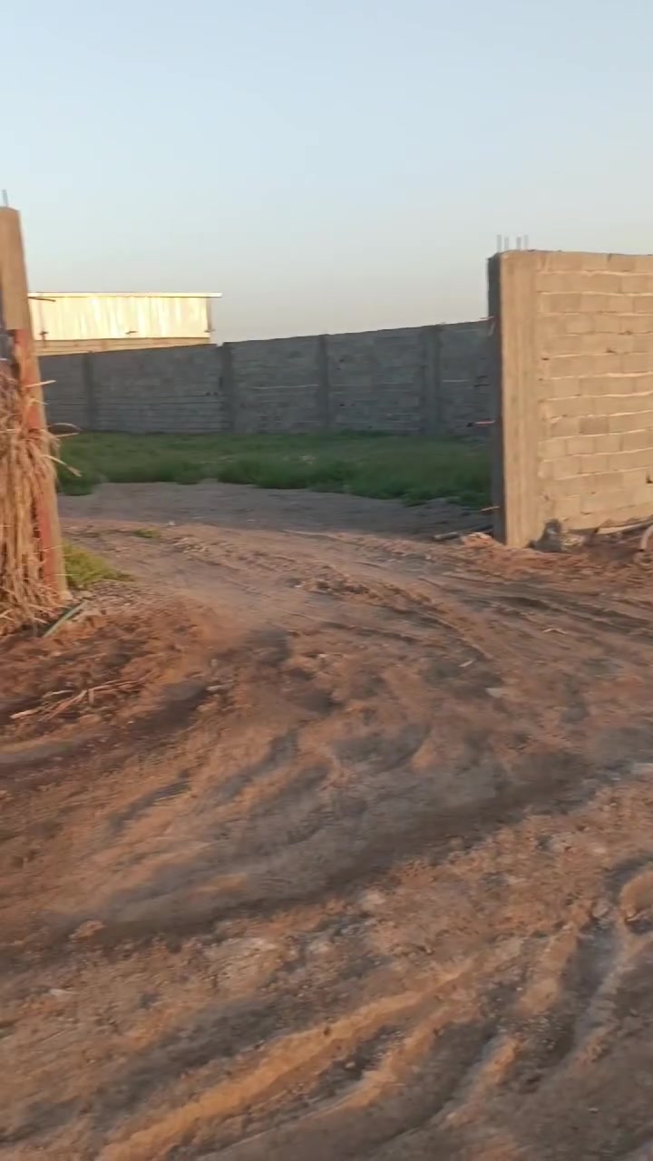 السلام عىيكم 
قطعه ارض ٧٥٠ م واجهه ١٨ بلنزال مسيجه كامله
موقع المكاسب شارع العلاف مجاور شرطه رابعه وسويب
مداور ثاني يوم تحويل سند باسمك السعر ١٢٠ 
الاستفسار على رقم  ***********

